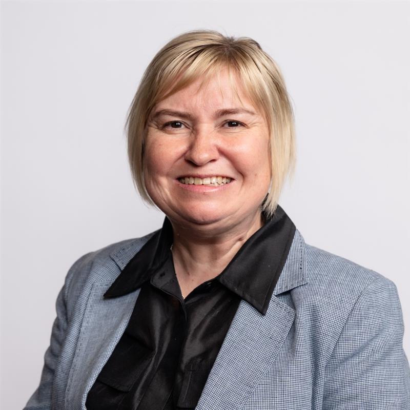 Lisa Hall headshot
